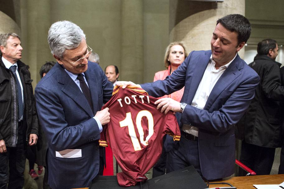 Massimo D&#39;Alema e Matteo Renzi uniti dalla passione per il calcio: l&#39;ex Premier, tifoso della Roma, ha regalato all&#39;attuale presidente del Consiglio la maglia di Francesco Totti, numero 10 giallorosso. LaPresse